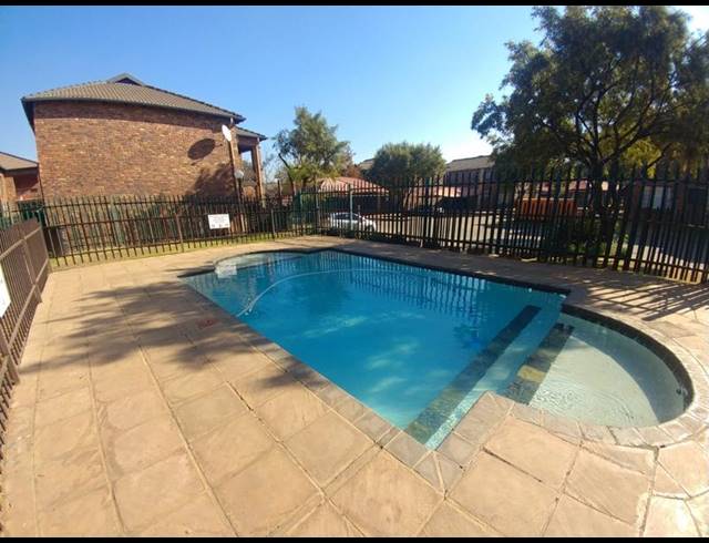 2 BEDROOM TOWNHOUSE FOR SALE IN SONNEVELD